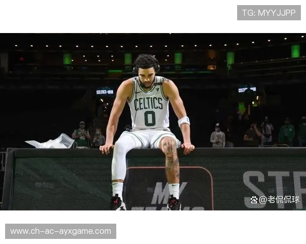 塔图姆突破分球，助布朗完成空接：两位球星的化学反应